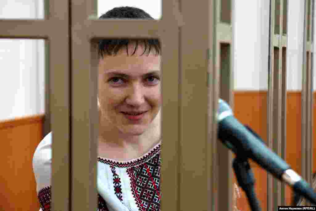 Надежду Савченко судили в Донецком районном суде Ростовской области. Украинскую военнослужащую взяли в плен боевики самопровозглашенной Луганской народной республики, а потом насильно вывезли в Россию сотрудники ФСБ. Савченко обвинили в гибели российских работников СМИ Игоря Корнелюка и Антона Волошина, а также в незаконном пересечении границы. Приговор – 22 года заключения. В мае 2016 года была помилована и вернулась в Украину. В это же время вернулись домой осужденные в Киеве по обвинению в терроризме служащие ГРУ России Александр Александров и Евгений Ерофеев, которых задержали на востоке Украины.