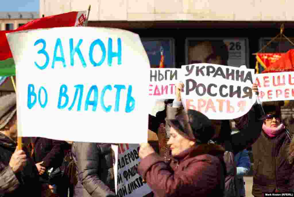 Требования участников акции в основном адресованы местным властям: бесплатная приватизация, отмена переименования площади Ленина (памятник которому был демонтирован в Днепропетровске еще 22 февраля) в площадь Героев Майдана.