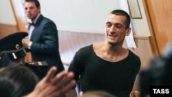 Художник Петр Павленский (справа), обвиняемый в поджоге двери здания ФСБ, перед оглашением приговора в суде. 8 июня 2016 года, Москва, Россия. 