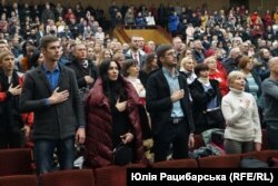 У Дніпрі показ фільму розпочався з виконання гімну України