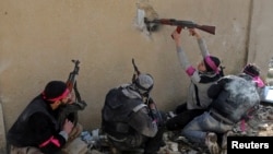 Сирия үкімет күштерімен соғысып жатқан көтерілісшілер. Дамаск, Сирия, 2013 жыл. (Көрнекі сурет)