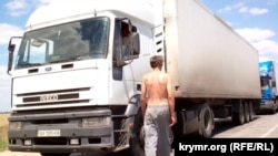 Очередь грузовых автомобилей, которые везут товары в Крым
