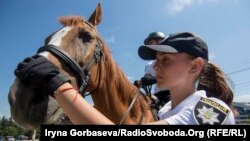 Туристическая полиция Мариуполя заступила на первое дежурство, 3 августа 2018 года. На фото Юлия Полухина