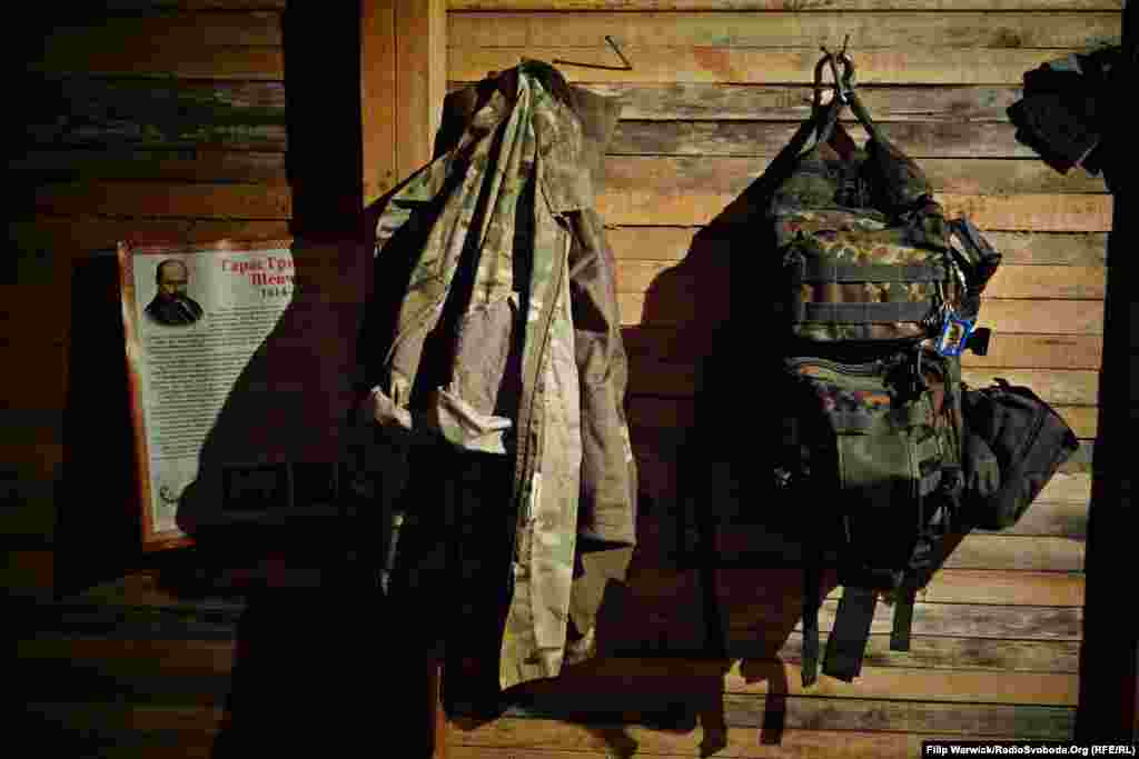 Особисті речі солдатів: пальто, рюкзак і плакат з Тарасом Шевченком