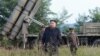 یکی از تصاویر منتشرشده از سوی خبرگزاری رسمی کره شمالی که کیم جونگ‌اون را در حال نظارت بر پرتاب‌گر نشان می‌دهد