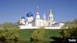 Protesters also oppose the location of the factory, on the grounds of a shuttered brick factory in the vicinity of the Bogolyubsky Monastery. They say it backs onto a school as well.