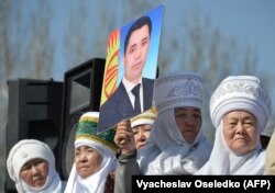 Ала-Тоо алаңына қырғыздың ұлттық киімін киіп шыққан әйелдер түрмеде отырған саясаткер Садыр Жапаровтың суретін ұстап тұр. Бішкек, 2 наурыз 2020 жыл.