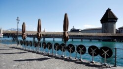 Podignuti stolovi na terasi restorana pored Kapelanskog mosta, Lucern, Švajcarska, 31 mart 2020.