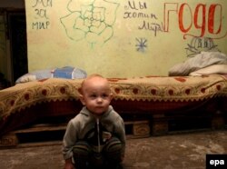 Дитина у бомбосховищі. Донецьк, грудень 2014 року
