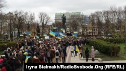 Студенти Києва біля пам'ятника Шевченку оголосили безстроковий страйк. 26 листопада 2013 року