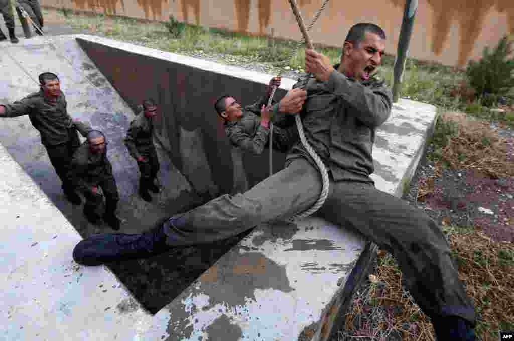 Kurdish Peshmerga fighters train at a&nbsp;camp in Irbil in northern Iraq. (AFP/Safiin Hamed) 