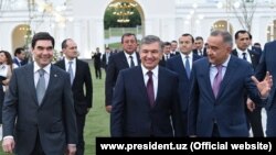 Джахонгир Артыкходжаев (первый справа) сопровождал президентов Шавката Мирзияева и Гурбангулы Бердымухамедова на церемонии открытия парка «Ашхабад» в городе Ташкенте.