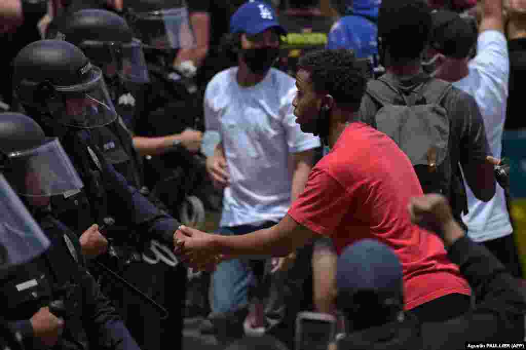 Протестувальник тисне руку поліцейському, Голлівуд, Каліфорнія
