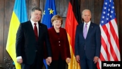 Președintele ucrainean Petro Poroșenko, cancelara Germaniei, Angela Merkel și vicepreședintele american Joe Biden astăzi la Conferința Internațională de Securitate de la München