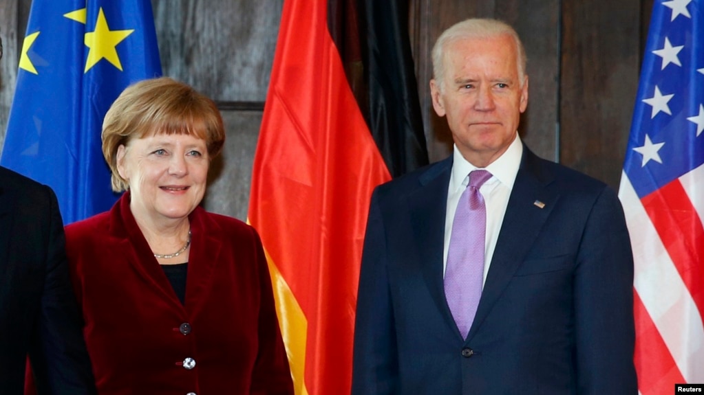 German Chancellor Angela Merkel (left) and U.S. President Joe Biden (file photo from 2015 ) agreed in a phone conversation that a reduction of Russian troops along the border with Ukraine would help de-escalate tensions in the region.