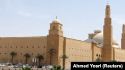 په سعودي عربستان کې چې شاوخوا نهه سوه جوماتونه چې د کرونا ویروس د خپرېدو له امله له دوو میاشتو راهیسې تړل شوي و، پرون د لومړي ځل لپاره بېرته پرانستل شول.