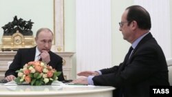 Встреча Путина (слева) и Олланда в Кремле (архив) 