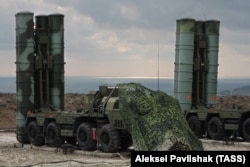 Российская зенитная ракетная система большой и средней дальности С-400 "Триумф" в Крыму. Иллюстрационное фото