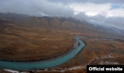The Naryn River rises in the Tien Shan mountains of Kyrgyzstan before flowing into the Kara Darya in the Ferghana Valley in Uzbekistan to form the Syr Darya. (file photo)