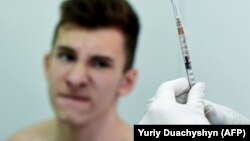 На думку міністра охорони здоров’я Віктора Ляшка, необхідно вакцинувати бодай половину дорослого населення, а вже потім вести мову про щеплення дітей