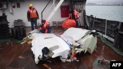 Обломки упавшего в Черное море самолета Ту-154