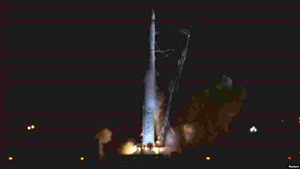 U.S. -- The SpaceX Falcon 9 test rocket launch is pictured at Complex 40 at the Cape Canaveral Air Force Station in Cape Canaveral, Florida, 19May2012