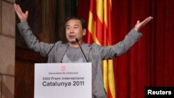 Харукі Муракамі на цырымоніі атрыманьня літаратурнай прэміі «XXIII Premi Internacional Catalunya» ў Барсэлёне ў чэрвені 2011 году