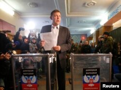 Zakharchenko votes in Donetsk.