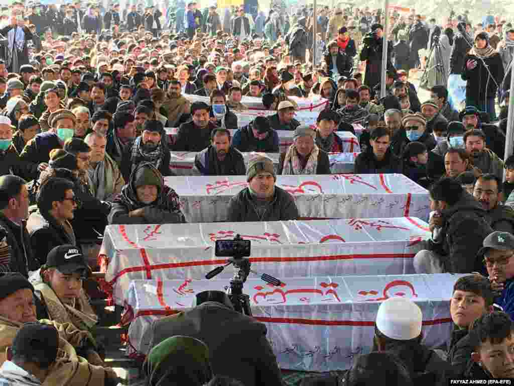 Члены пакистанской шиитской хазарейской общины собираются вокруг гробов во время протеста 4 января после того, как 11 представителей меньшинства были убиты неизвестными боевиками в районе Маха на окраине Кветты, столицы провинции Белуджистан