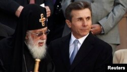 Во время вчерашней службы патриарх заявил, что реформа органов местного самоуправления может привести к сепаратистским настроениям, что даже самые мелкие проблемы на местах должны решаться исключительно центральной властью