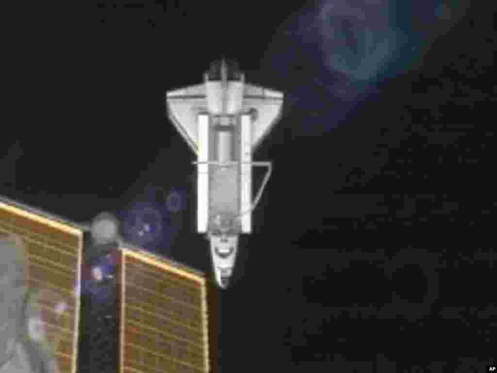 عبور شاتل «آتلانتیس» از زیر پنل خورشیدی ایستگاه بین‌المللی فضایی- ۲۸ تیرماه - 