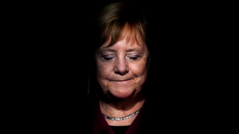 Меркель Христиан-демократик берлек фиркасе җитәкчелегеннән китә