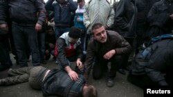 Raniti dupa o ciocnire intre rusi si tatari pe 26 febr. in fata parlamentului din Simferolpol.