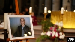 Портрет Жака Амеля выставлен на церемонии прощания в Руанском соборе.