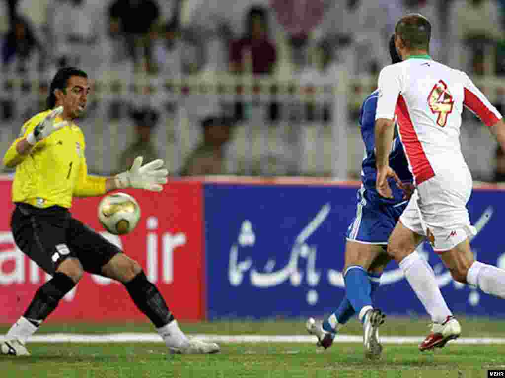 اشتباه دروازه بان و مدافع ميانی تيم ملی ايران در دقيقه ۳۸ بازی باعث به ثمر رسیدن گل اول کویت شد.