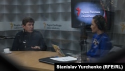 Украинский политолог Владимир Фесенко и ведущая «Дневного шоу» на Радио Крым.Реалии Катерина Некречая