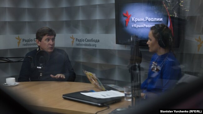 Український політолог Володимир Фесенко та ведуча «Денного шоу» на Радіо Крим.Реалії Катерина Некреча