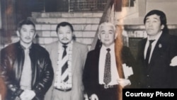 Активисты движения «Азат» на своем съезде в Алматы в 1991 году. Максут Калиев — первый слева.