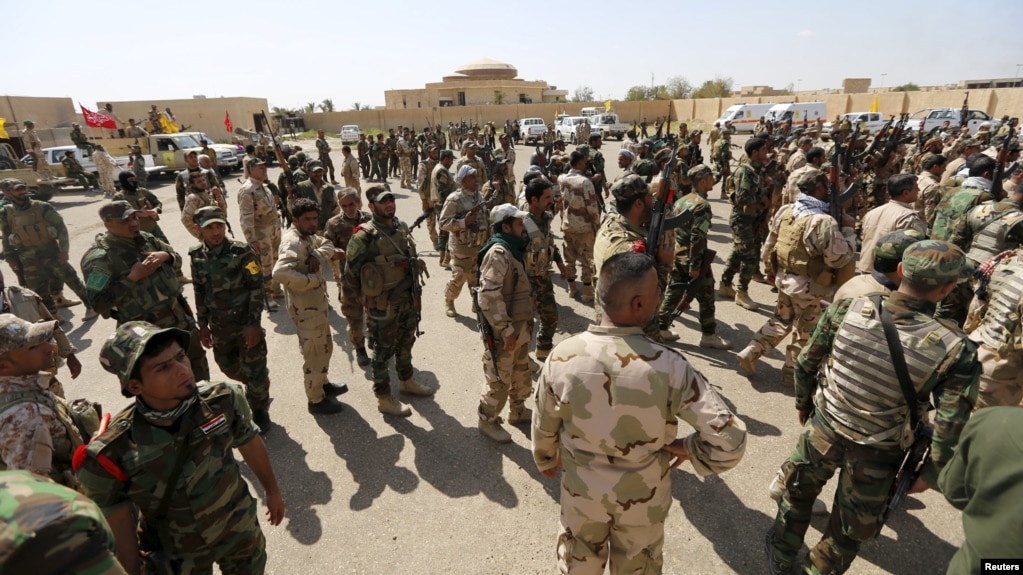 A Shi'ite militia in Iraq prepares for battle in 2015.