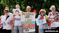 Учасники акції на підтримку режисера Олега Сенцова та інших натоді незаконно ув'язнених в Росії українців. Чернігів, 2 червня 2018 року