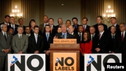 No Labels (Fără etichete) un grup de congresmeni republicani și democrați chemînd la un compromis pentru redeschiderea guvernului american