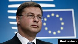 Vicepreședintele UE, Valdis Dombrovskis, la o conferință de presă la Bruxelles