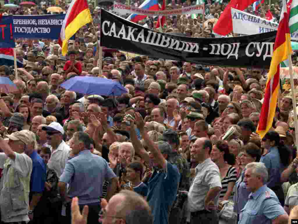 По словам властей Абхазии, на сход в Сухуми пришло 47 тысяч человек, 21 августа 2008