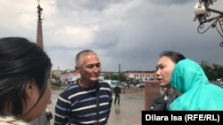 Граждане на площади Ордабасы в городе Шымкенте. 1 мая 2019 года.