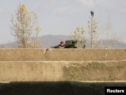 Pripadnik KFOR-a na glavnom mostu u Mitrovici, novembar 2011.