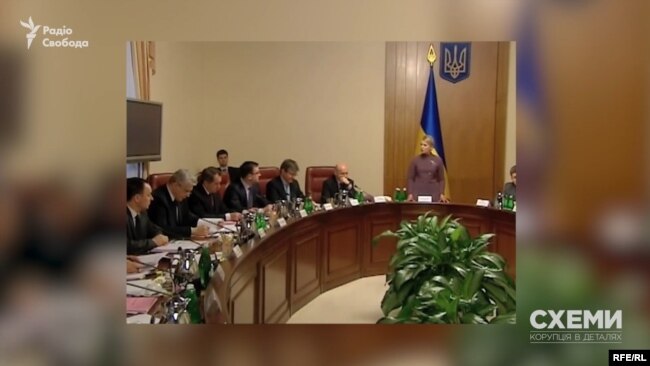 Тодішній уряд на чолі з прем’єр-міністеркою Юлією Тимошенко доручив виготовити кількасот апаратів ШВЛ для хворих