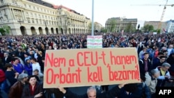 „Nu închideți CEU, Orban la închisoare”, una din pancartele cu care s-a demonstrat duminică la Budapesta... 