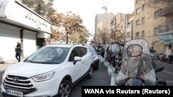 Навбатпойии мардум дар нуқтаи фурӯши сӯзишворӣ пас аз ҳамлаи Исроилу Амрико ба Эрон. Шаҳри Теҳрон, 28-уми феврали 2026