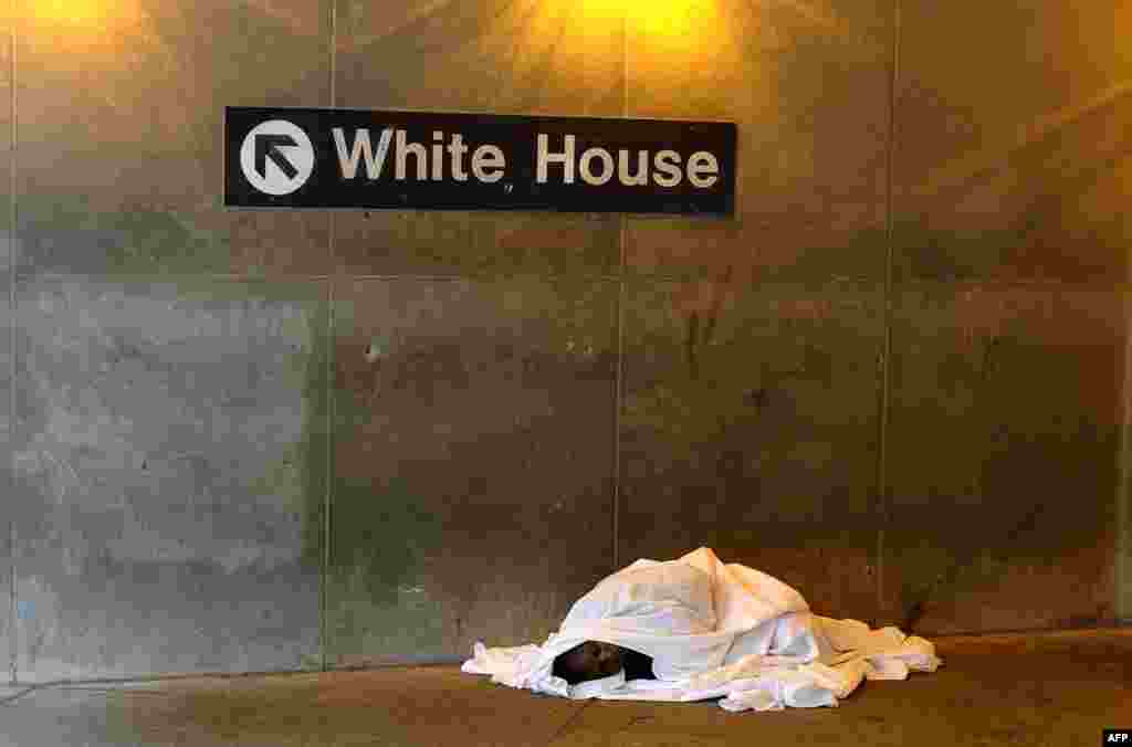 Staţia Casa Albă, metroul de la Washington. Ultimele statistici indică o uşoară scădere p&acirc;nă la 7,5% a ratei şomajului &icirc;n Statele Unite.