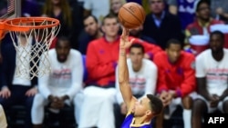 Ylli basketbollistik Stephen Curry gjatë një aksioni